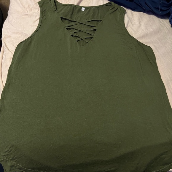 Green tank top with crossing in the front - Picture 1 of 1